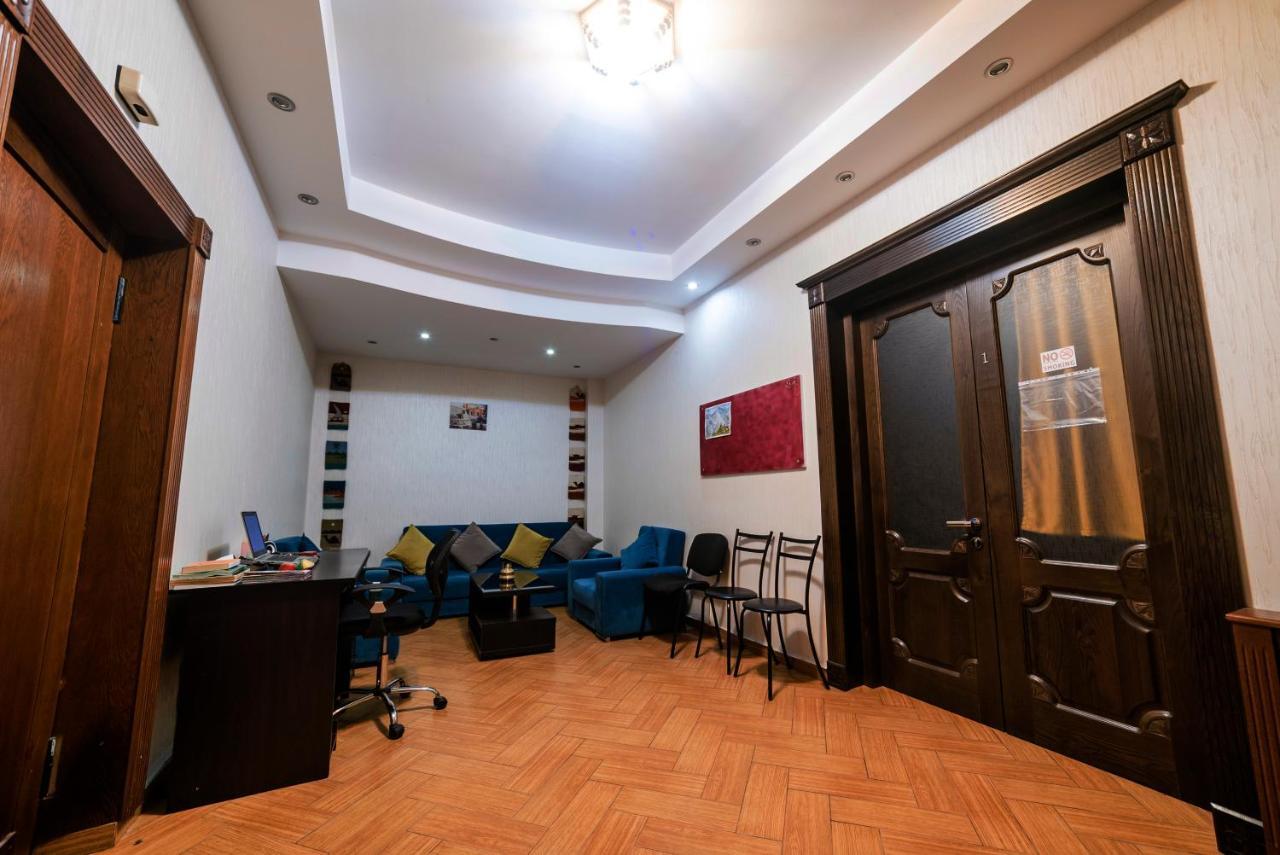 Cleopatra Palace Hostel Tbilissi Extérieur photo